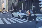 ベントレーとタクシーが交差点で正面衝突…