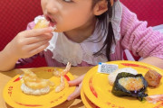 【画像】スシローでおっさんみたいに寿司をガッツ食いする幼女が撮られるｗｗ