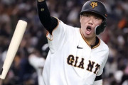 【悲報】坂本勇人さん、内野手全員が集まってるのに一人だけサードで腕組んでて草