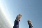【動画】空中衝突で意識を失ったスカイダイバーが自動安全装置で生還する。