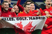 ベイル、満面の笑み『ウェールズ、ゴルフ、マドリード。この順番だ』のフラッグの前でユーロ本大会進出を祝う