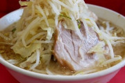 二郎系ラーメン食ってるやつw