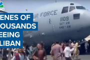 アフガン脱出を望む人々が空港に殺到…飛行機にしがみつき死者も…海外の反応]