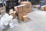 梱包されていた荷物が突然発火。物流センターで発生した火災の映像。