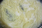 【愚痴】フライパンでパスタ茹でてその間に深皿にミートソース入れてぬるめにレンジでチンしてたら母が…