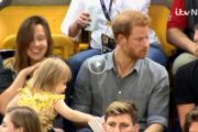 試合観戦中、ヘンリー王子のポップコーンを盗み食いする少女！それに気づいた 王子の対応が海外で話題に