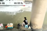 【動画】釣り場でBBQをしていた男たちに起きた悲しい出来事（ノ∇`）