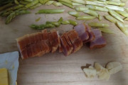 アスパラとにんにくとベーコンを切ってみたんやが（※画像あり）