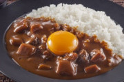 カレーに玉子入れるやつwww
