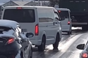 【動画】完全アイスな路面でめちゃくちゃ必死なハイエースが撮影される（ノ∇`）