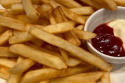 【画像】ファミレスの『山盛りポテトフライ』って全然"山盛り"じゃないよな
