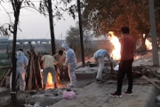 Covid-19犠牲者の爆増により道端で火葬するインドの映像。