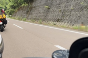 【11万いいね】山を走っていたバイク乗りさん、ガチでヤバすぎるものを発見して震える「マジでビビった」