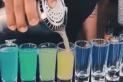 これはどんな魔法を使ってるんだ？魔法のように見えるレインボーなカクテル。海外の反応