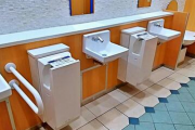 【悲報】トイレで手を乾かすあれのメーカー営業マンワイ、ガチでもう限界