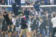ピッチ乱入のサポーターがGK襲撃…メルボルンダービーで大惨事が発生