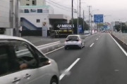 【神奈川】セレナの危険運転を回避して中央分離帯に乗り上げてしまう車載。