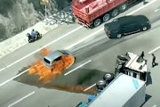 【動画】燃料が漏れて引火しているゾーンに突っ込んだ車、燃えかける。