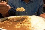 【画像】この大手うどん、カレー、牛丼チェーン店の量を比較した表が有能だと話題に・・・ココイチ600gってそんなにすげーの？