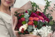 昨年末離婚の高山一実　32歳誕生日報告「大好きなみなさんと」笑顔の祝福集合ショット