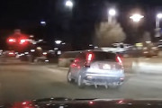 【動画】当て逃げ逃走車を追跡するマスタングの車載映像にハラハラする。