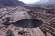 【画像】チリで謎の巨大な穴が出現し、1週間で2倍に拡大…