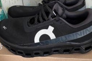 スニーカー欲しいんだけど、おっさんはONのやつ買っておけば外れないんだろ？