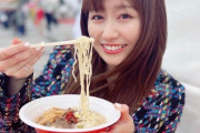 あーりん『友達と友達の弟と3人で5杯食べました！笑』｢ラーメンでも映える、さすが」｢いっぱい食べるあーちゃん大好き」｢画角すばらしすぎ」