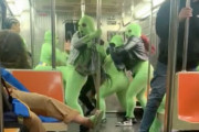 緑のボディスーツに身を包んだ女性暴力集団、ニューヨークの地下鉄に現る！