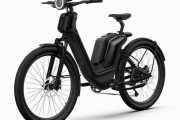 「ある時は自転車、またある時はバイク」切り替えて走行可能な電動モペットが登場！
