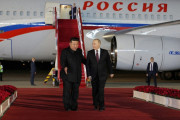 プーチン氏、また遅刻　北朝鮮に深夜到着、金正恩氏が寂しく出迎え