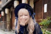 【画像】48歳女の子「ゴスロリファッションで京都に行って猫さんと遊んできました♡」