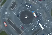 イギリスの環状交差点「マジック・ラウンドアバウト」は地元民でさえ混乱するけど…事故は起きない
