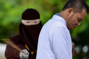 【悲報】不倫にむち打ち刑推進派の男性、不倫発覚でむち打ち　インドネシア