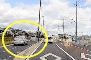 【滋賀】地元民のローカル交通ルール？歩道をふつーに走る2台のクルマ。