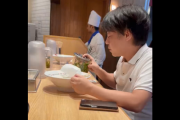 【悲報】ラーメン屋の客、卓上に置いてあるタレを直飲みしてしまうｗｗｗｗ