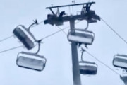 イタリアのスキー場に暴風が吹き荒れリフトの客が立ち往生。怖すぎワロタ(°_°)