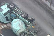 【九州自動車道】「トラックを避けようと」ミキサー車が高速道路で横転しコンクリートが“流出”～九州道