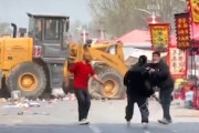 【動画】中国でブルドーザーの人がご乱心。露店や人を次々と踏み潰す。