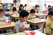 【悲報】小学校の給食からデザートや牛肉が消える