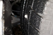 車のタイヤにネジ刺さっててワロタ