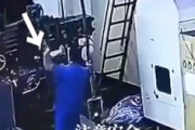 【中国】右腕が(°_°) 工場作業員が機械に巻き込まれてしまう事故の映像。