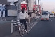 【動画】 覚悟を決めた自転車女さん、決して後ろを振り向かず特攻