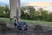 【動画】廃車予定の車を突っ込ませるというサイロの解体方法。