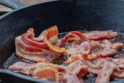 ベーコンを何度焼いてもカリカリになら無いんだけどなんでしなしななん？