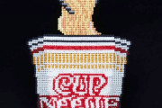 日清「カップヌードルを綿棒で作りました。麺も綿棒です」ドット絵のようで奥行きのある綿棒アートが好評