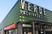 大阪府堺市のパチンコ店「VERDE」に元プラス・マイナス岩橋さんが来店