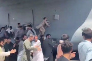 アフガンの若者、脱出で離陸する米軍輸送機にしがみつく→そのまま離陸→落下