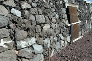 富士山で「登山道⇒」など書かれる被害　ガイド「許せない」