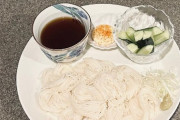 【画像】ふぅん、男の一人前の素麺の量ってこんなもんなんだ・・・